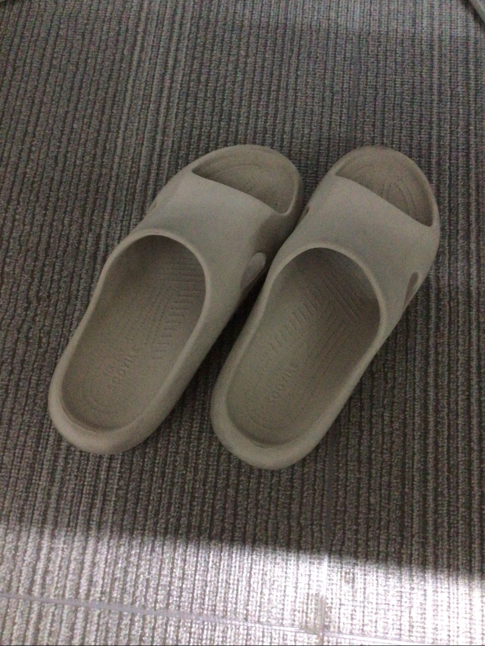 Men's Lightweight Slide Sandals in Light Gray